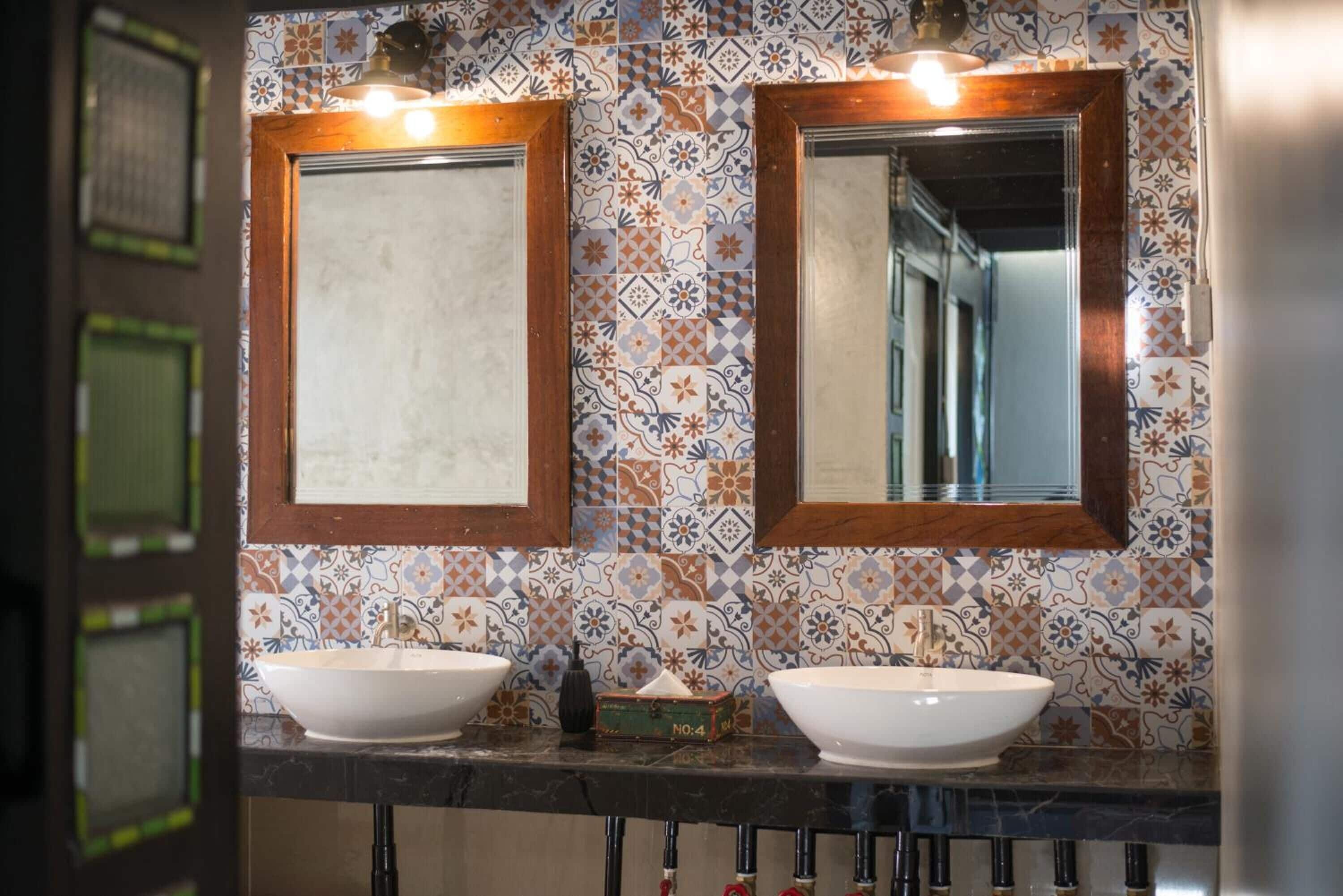 shower, free toiletries, bidet, towels