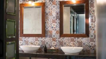 Dusche, kostenlose Toilettenartikel, Bidet, Handtücher