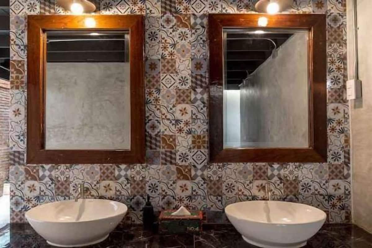 Dusj, toalettartikler (inkludert), bidé og håndklær