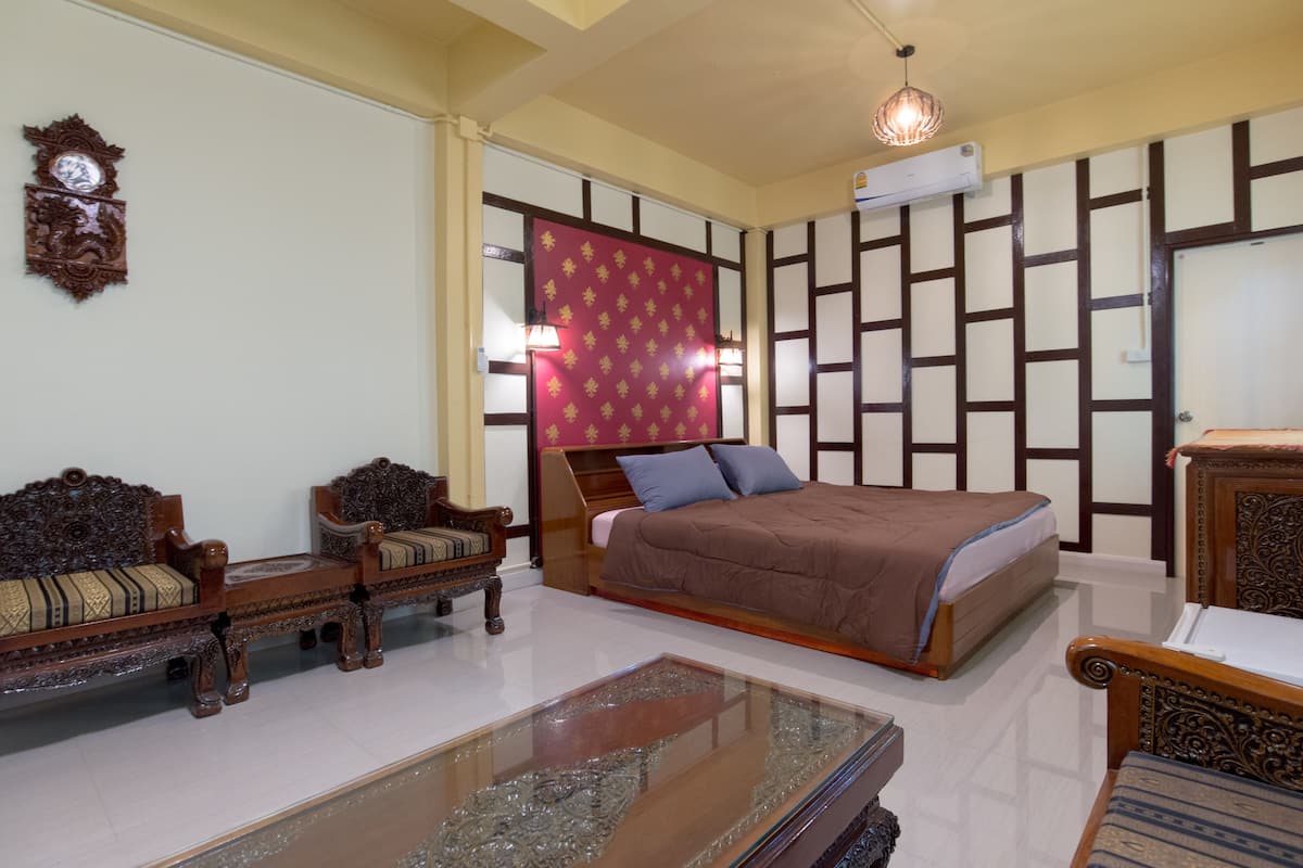 Suite with Air-Conditioner and Private Bathroom (Teak) | Gratis wifi, beddengoed