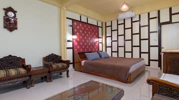 Suite with Air-Conditioner and Private Bathroom (Teak) | Free WiFi, bed sheets