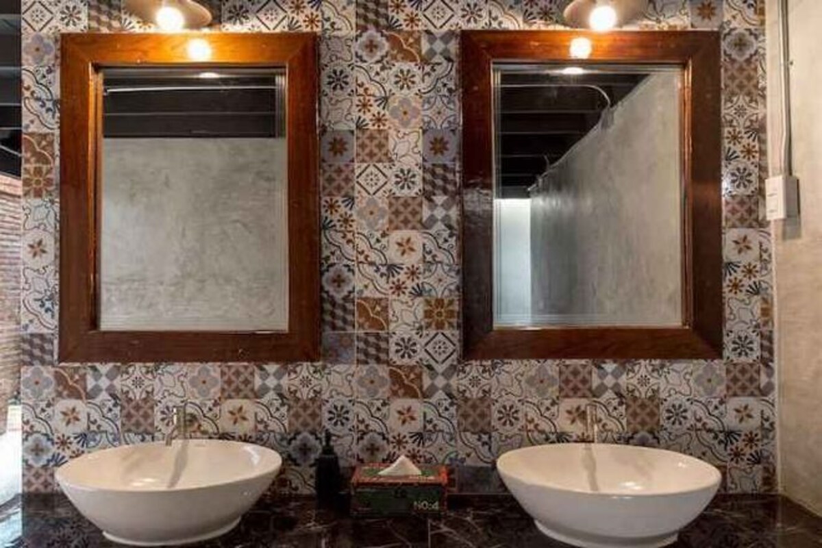 Bathroom | Shower, free toiletries, bidet, towels
