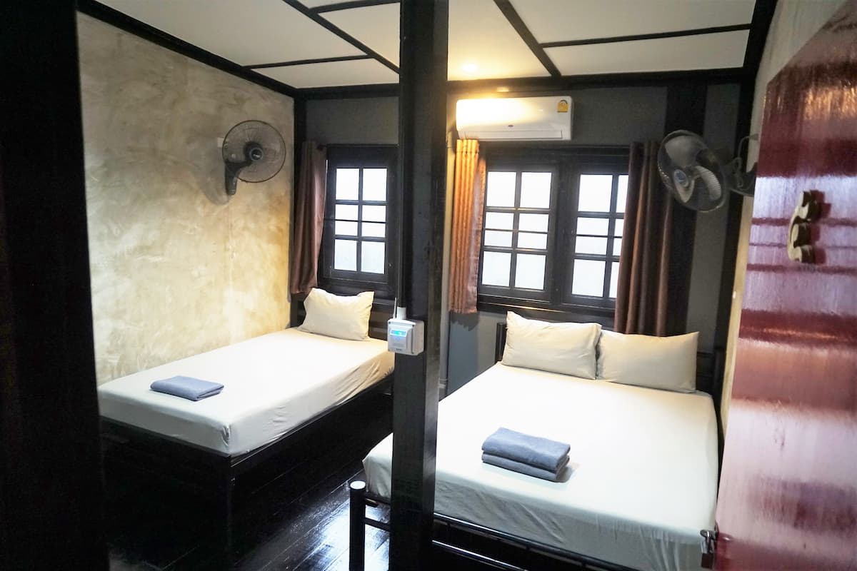 Triple Aircon Room with Shared bathroom | Climatisation