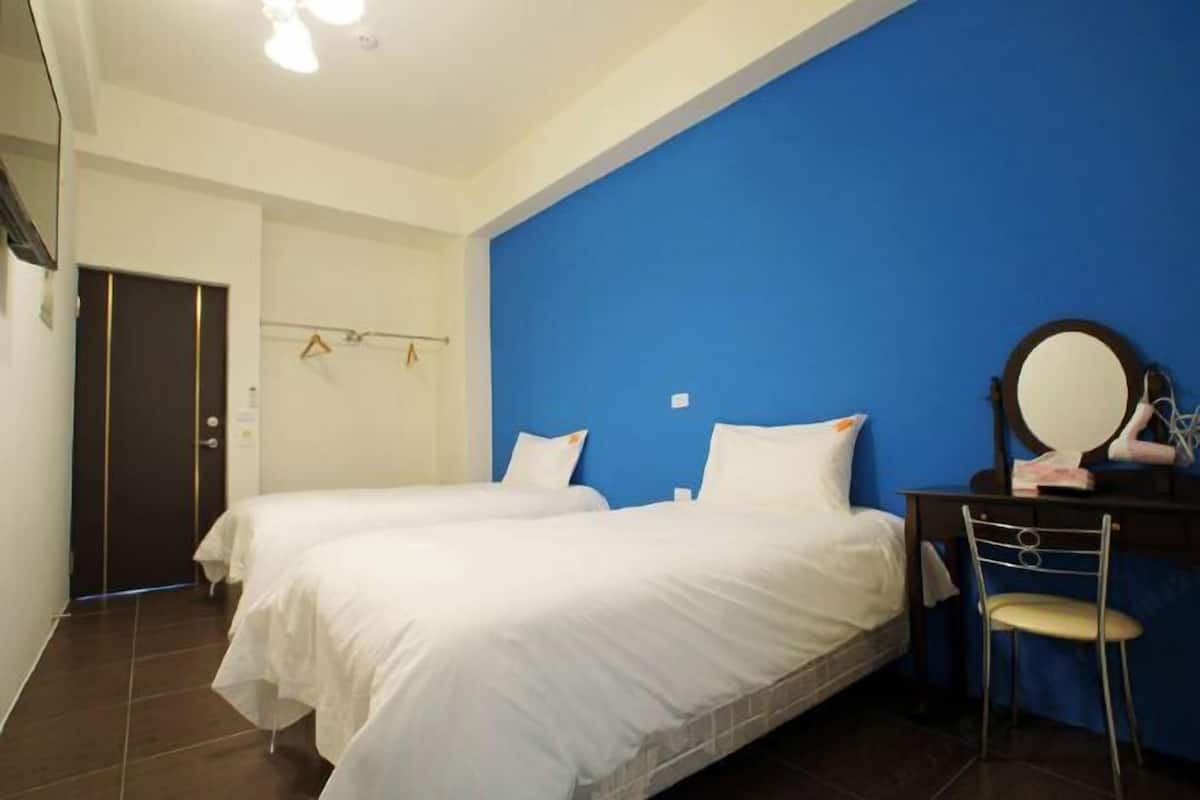 Desk, soundproofing, free WiFi, bed sheets