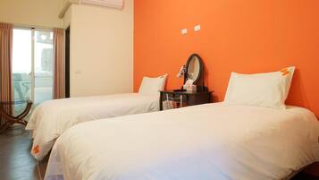 Escritorio, sistema de insonorización, wifi gratis y ropa de cama