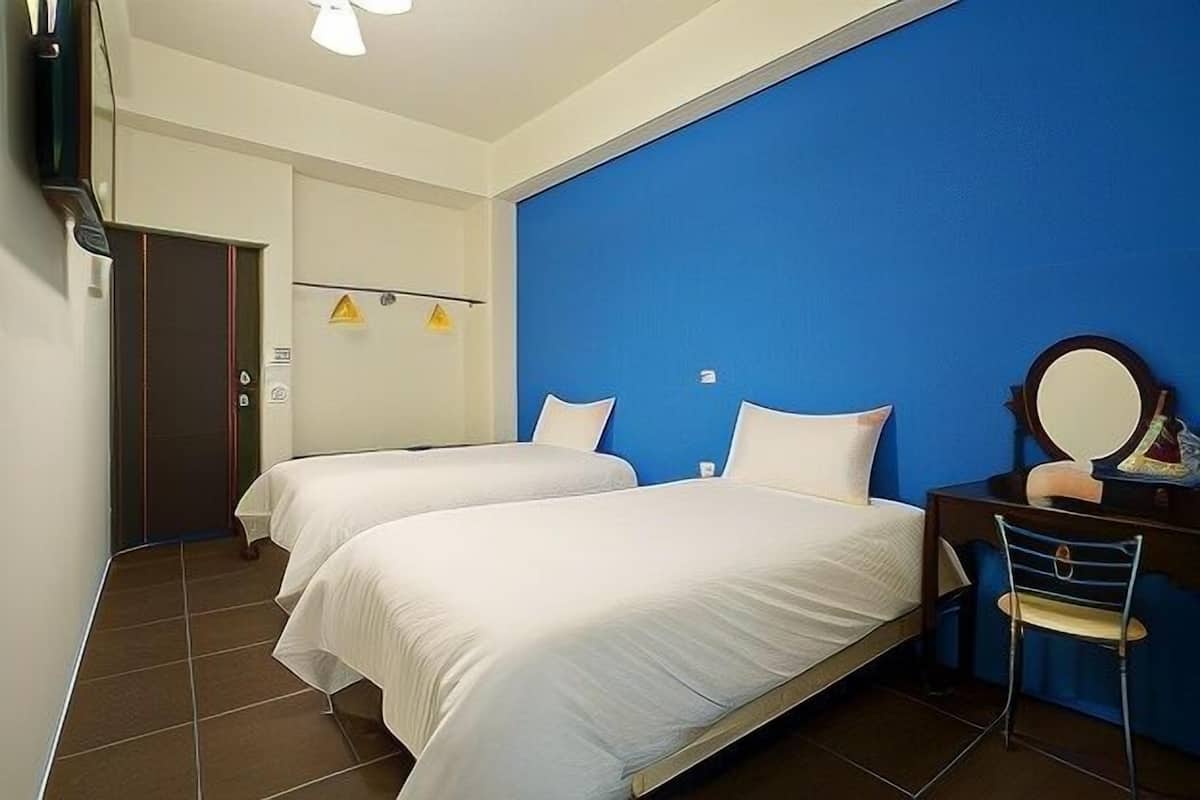 Desk, soundproofing, free WiFi, bed sheets