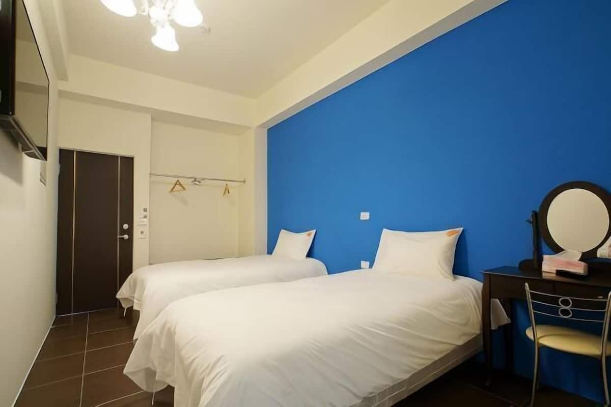 Desk, soundproofing, free WiFi, bed sheets