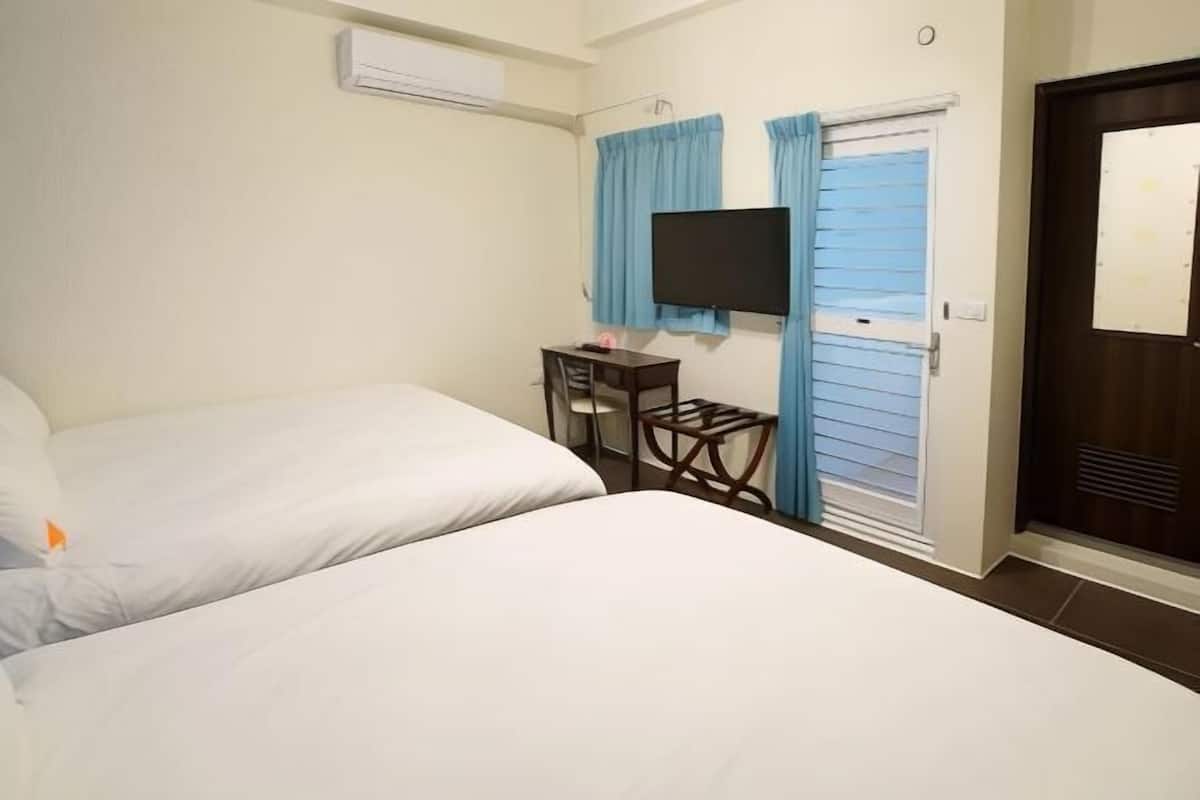 Desk, soundproofing, free WiFi, bed sheets