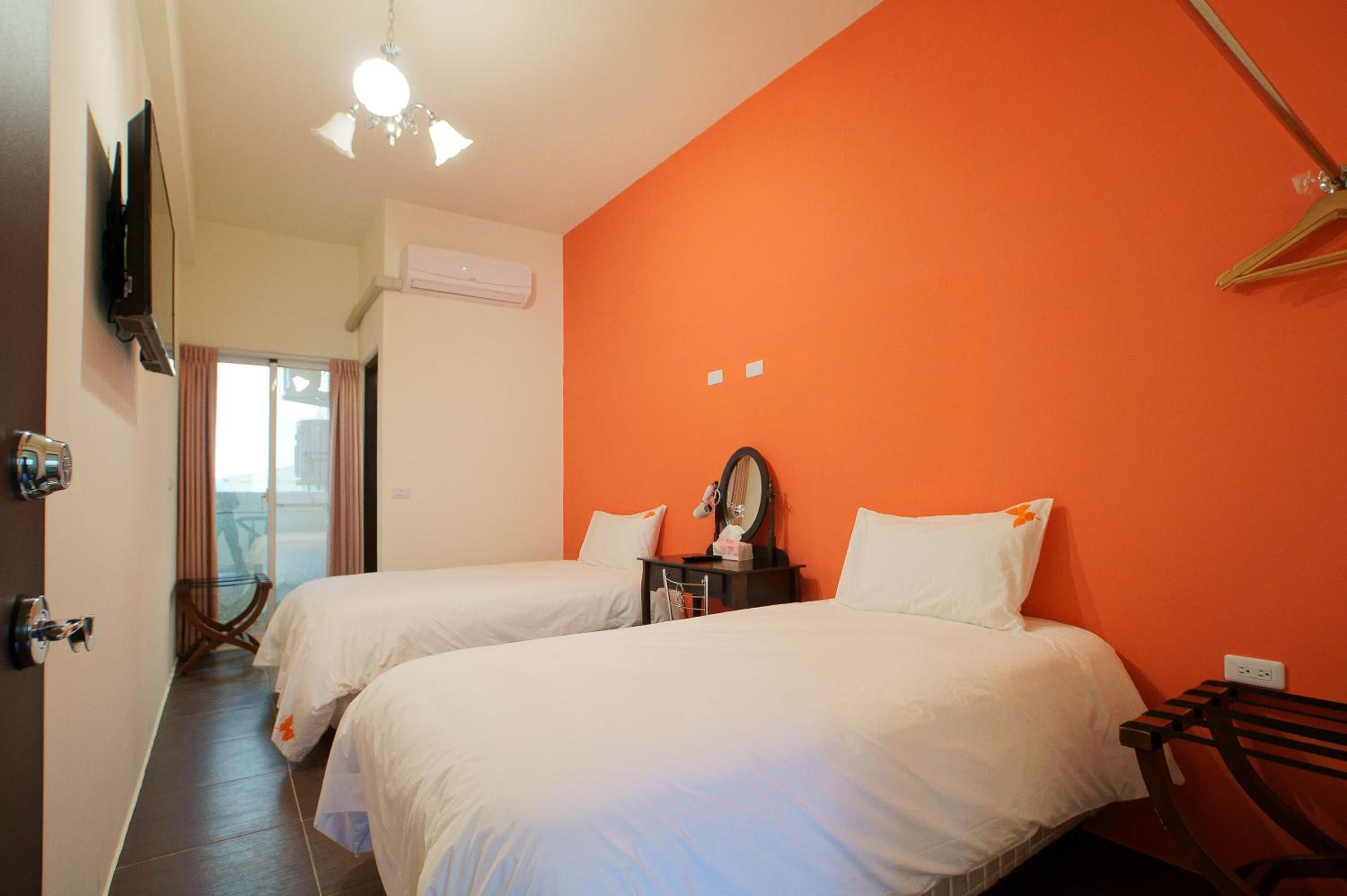 Escritorio, sistema de insonorización, wifi gratis y ropa de cama 