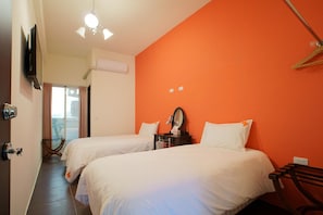 Desk, soundproofing, free WiFi, bed sheets