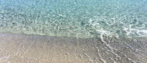 Playa en los alrededores y playa de arena blanca