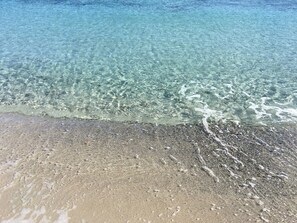 A beach with clear shallow water and a pebbly shore. - Sa Murta Bianca (Budoni)