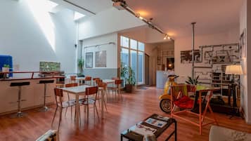 Design Apartment, 6 Bedrooms | Private kitchen | Fridge, microwave, oven, stovetop