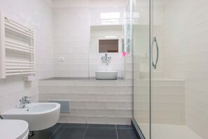 Doppia Design | Bagno | Doccia, set di cortesia gratuito, asciugacapelli, bidet