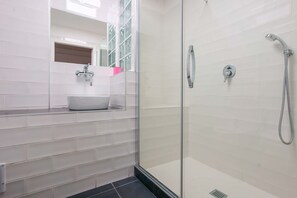 Shower, free toiletries, hair dryer, bidet - Funtanir Rooms (Bologna)