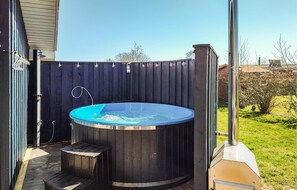 Outdoor spa tub - Gorgeous home in Hadsund with kitchen (Hadsund)