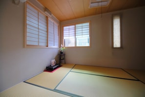 Blackout curtains, iron/ironing board, free WiFi, bed sheets - Japanese Style Ryokan Yuan (Kyoto)