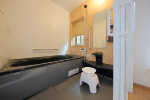 Shower, free toiletries, hair dryer, slippers - Japanese Style Ryokan Yuan (Kyoto)