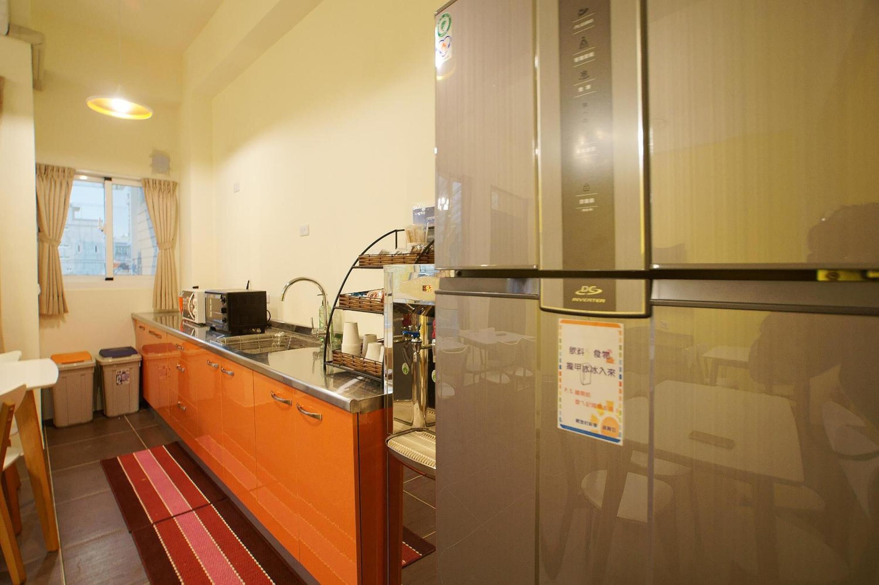 Frigorifero nell'area comune, bollitore elettrico