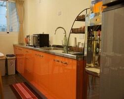 Buzdolabı, elektrikli su ısıtıcısı 