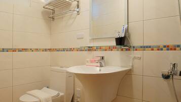 Douche, articles de toilette gratuits, chaussons, serviettes fournies