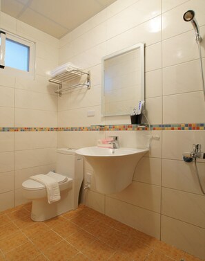 Douche, articles de toilette gratuits, chaussons, serviettes fournies