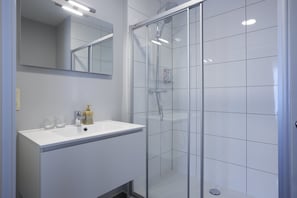 Superior Twin kamer | Badkamer | Een douche, gratis toiletartikelen, een haardroger