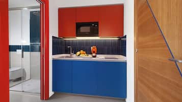 Apartment, 1 Bedroom, Smoking, Balcony | Private kitchen | Fridge, oven