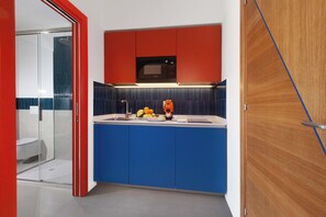 Apartment, 1 Bedroom, Smoking, Balcony | Private kitchen | Fridge, oven