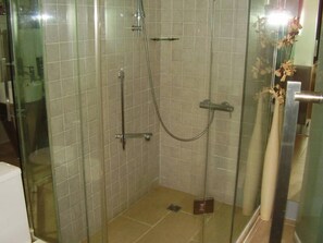 Escritorio y cortinas opacas