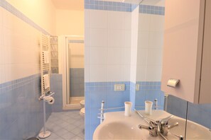 Leilighet, 1 soverom, balkong | Bad | Dusj, regndusjhode, hårføner og bidé