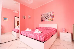 Leilighet, 1 soverom, balkong | 1 soverom, safe på rommet, skrivebord og skrivebord for bærbar PC