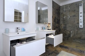Superior-Suite, zum Innenhof hin (King) | Waschbecken im Bad