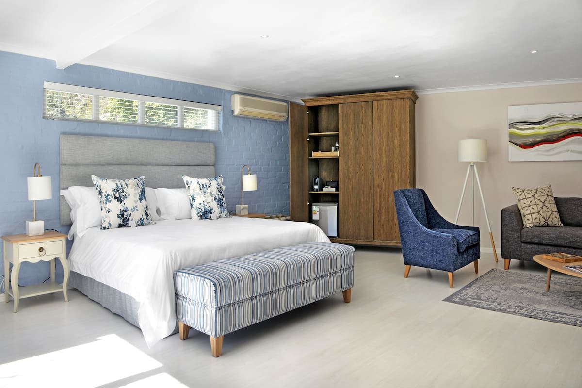 Suite superior, en el área del patio (King) | 1 habitación, ropa de cama de alta calidad y camas Tempur-Pedic