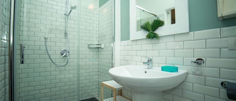 Double Room | Bathroom | Shower, rainfall showerhead, free toiletries, hair dryer