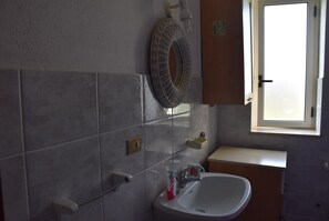 Studio | Bathroom | Shower, hair dryer, bidet, towels