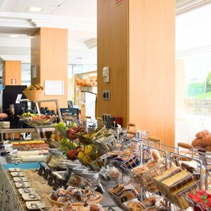 Se ofrece un desayuno bufé todos los días (por un coste adicional)