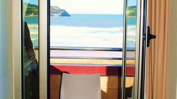 Exclusive Apartment, 2 Bedrooms, Partial Ocean View (6 people) | 1 bedroom, in-room safe, desk, blackout drapes