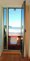 Apartamento exclusivo, 2 habitaciones, vistas parciales al mar (6 people) | 1 dormitorio, caja fuerte, escritorio y cortinas opacas