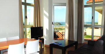 Apartamento Deluxe, 1 habitación, vistas a la playa | Sala de estar | Una televisión de pantalla plana