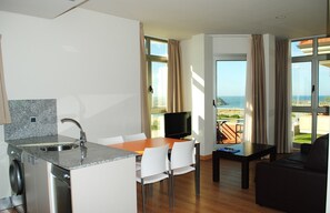 Deluxe Apartment, 1 Bedroom, Beach View | Living room | Flat-screen TV - Apartamentos Marítimo Ris (Noja)