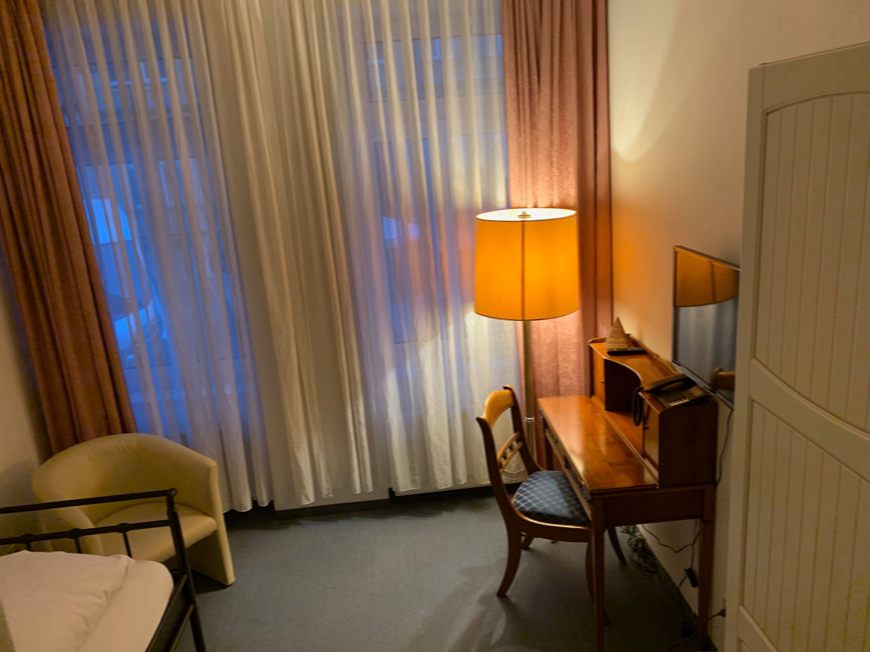 basic single room | desk, iron/ironing board, free wifi, bed sheets