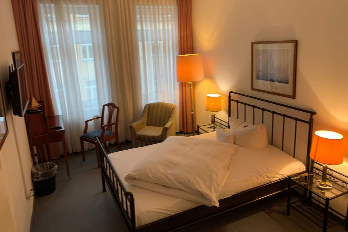 Habitación doble económica | Escritorio, tabla de planchar con plancha, wifi gratis y ropa de cama