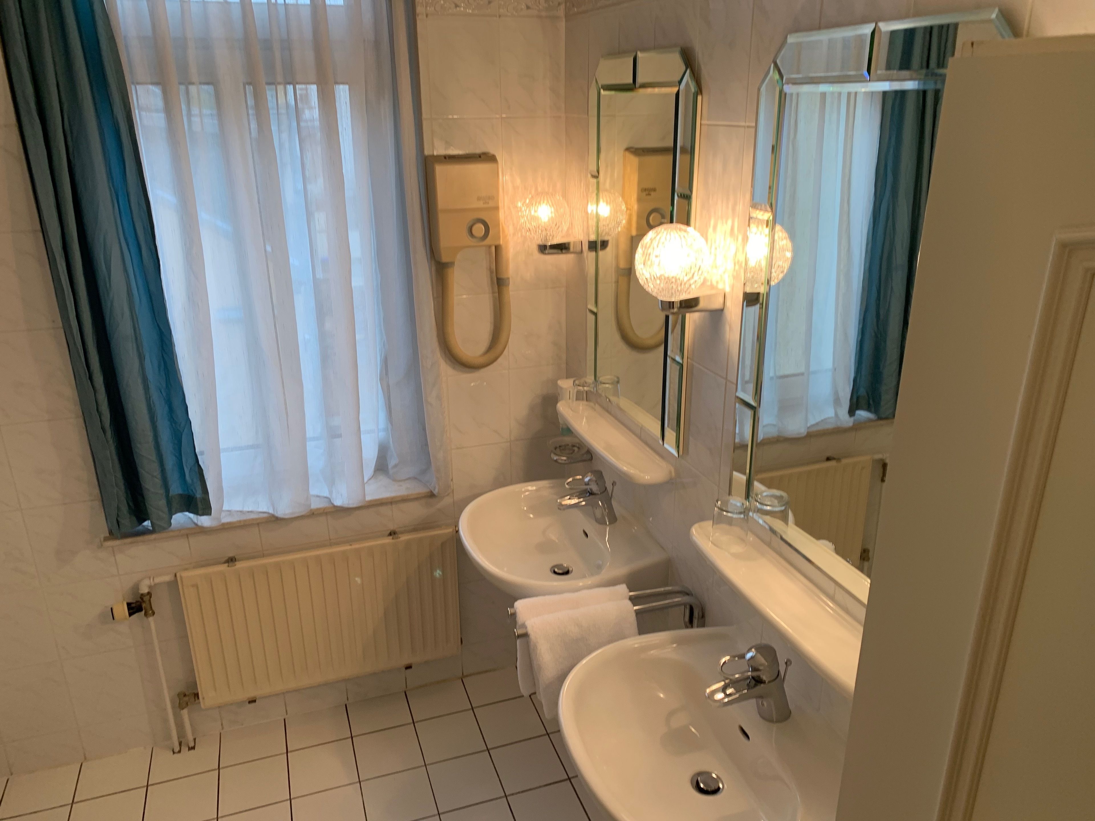 basic double room | bathroom | shower, free toiletries, hair dryer, towels