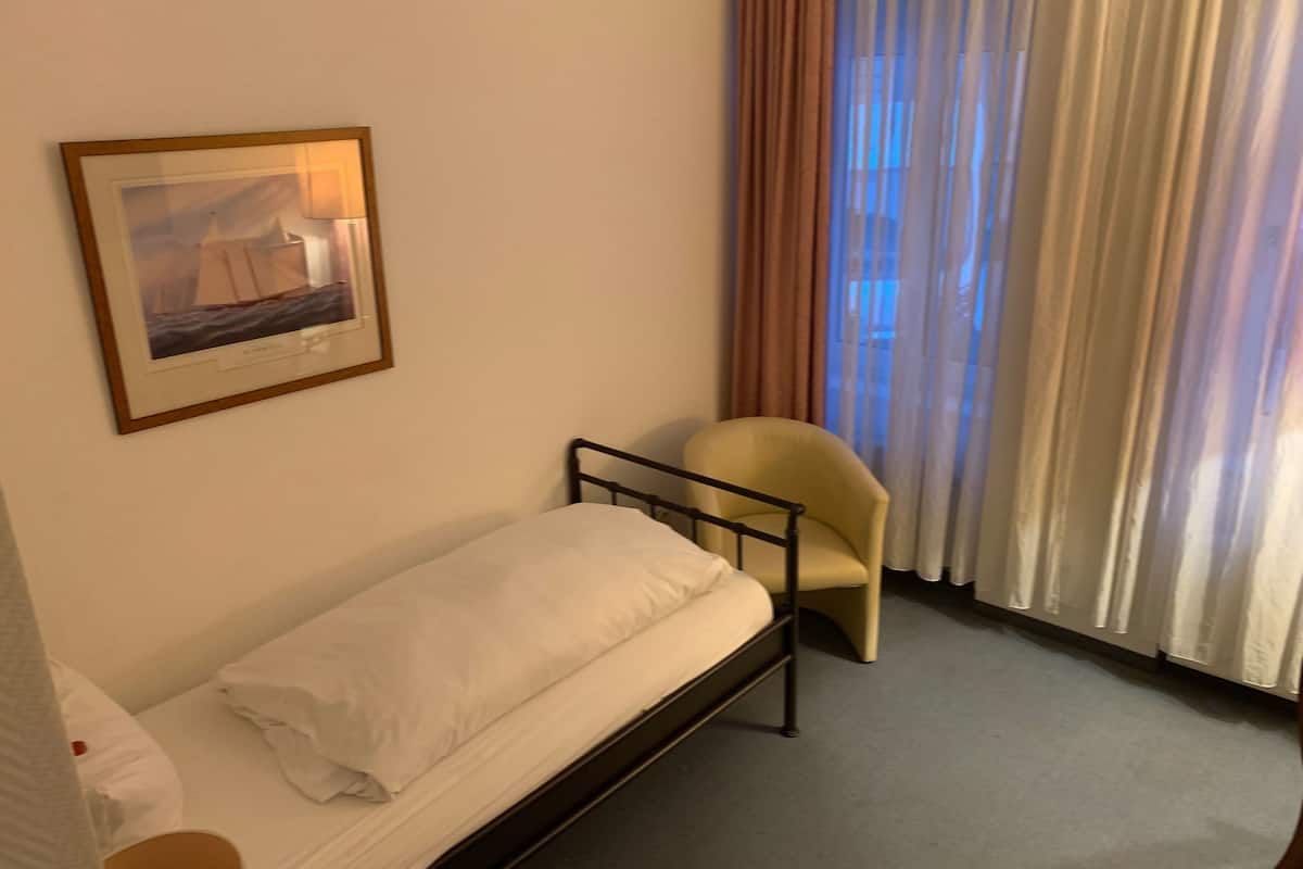 Habitación individual básica | Escritorio, tabla de planchar con plancha, wifi gratis y ropa de cama