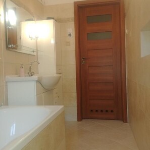Apartamento, 2 quartos | Banheiro | Chuveiro/banheira combinados, produtos de toalete grátis