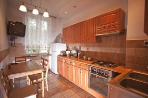 Appartement, 2 slaapkamers (6 people) | Privékitchenette | Een koelkast met diepvriezer, een microgolfoven, een oven, een kookplaat