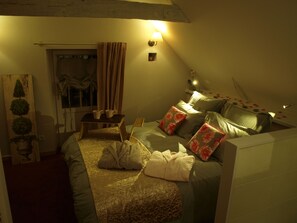 Premium bedding, down duvets, individually decorated, desk - La Closerie de la Herissiere (La Jaille-Yvon)