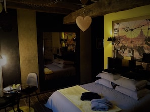 Double Room (Loge de L'Ecuyère) | Premium bedding, down duvets, individually decorated, desk - La Closerie de la Herissiere (La Jaille-Yvon)