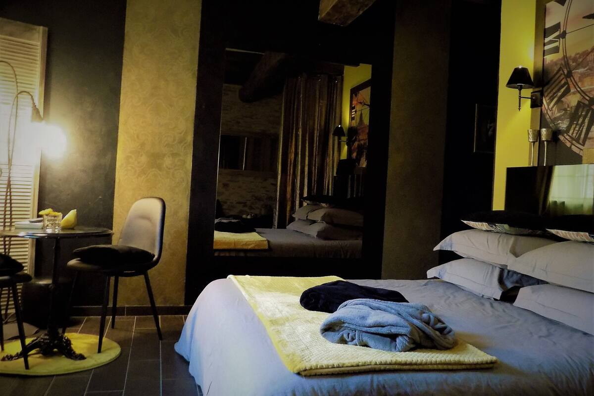 Chambre Double (Loge de L'Ecuyère) | Literie de qualité supérieure, couette en duvet d'oie, bureau